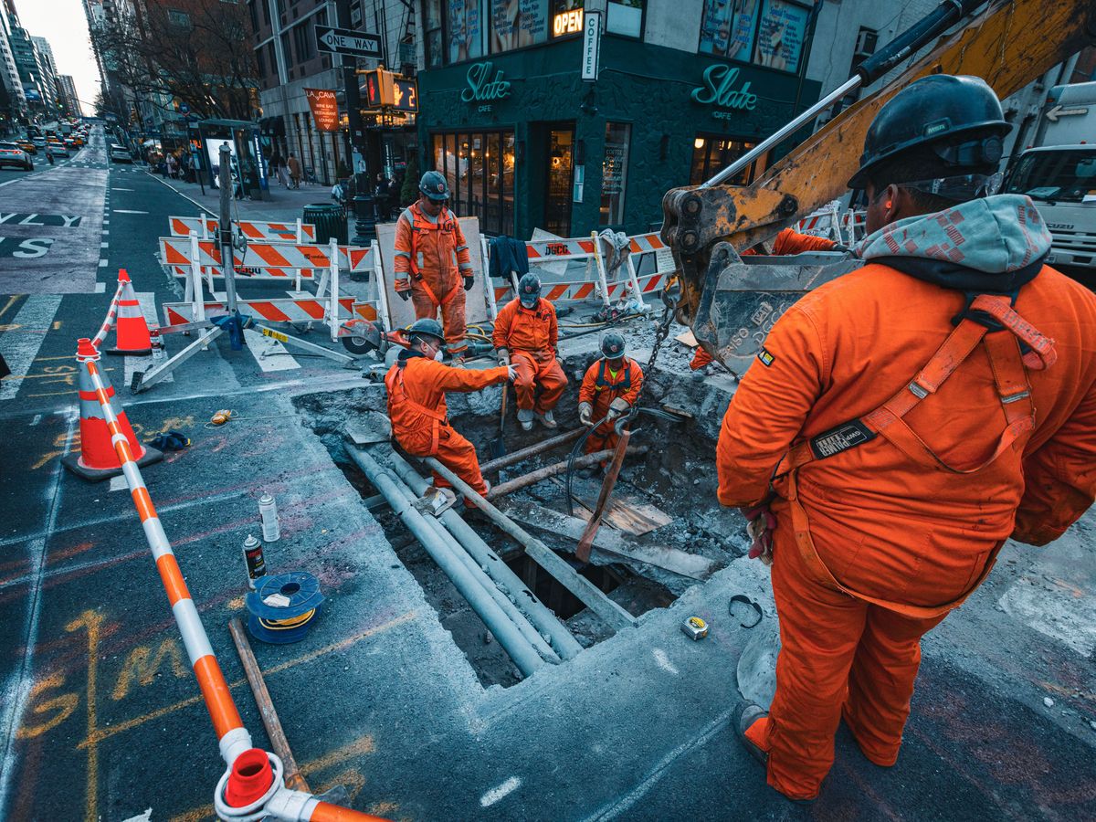 Team von Musterbau bei Leitungsarbeiten im Straßenraum