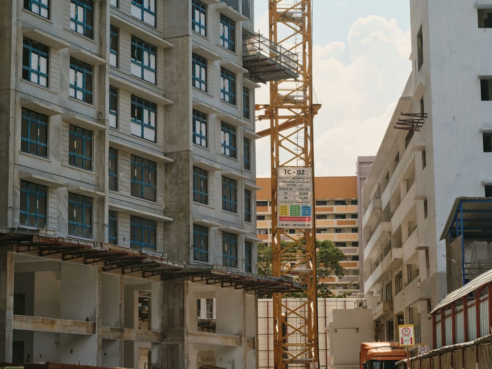 Gewerbebau im Rohbau mit Turmdrehkran