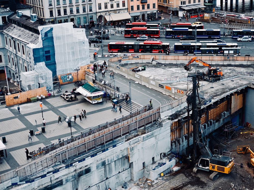 Eingerüsteter Altbau während der Fassadensanierung in der Innenstadt