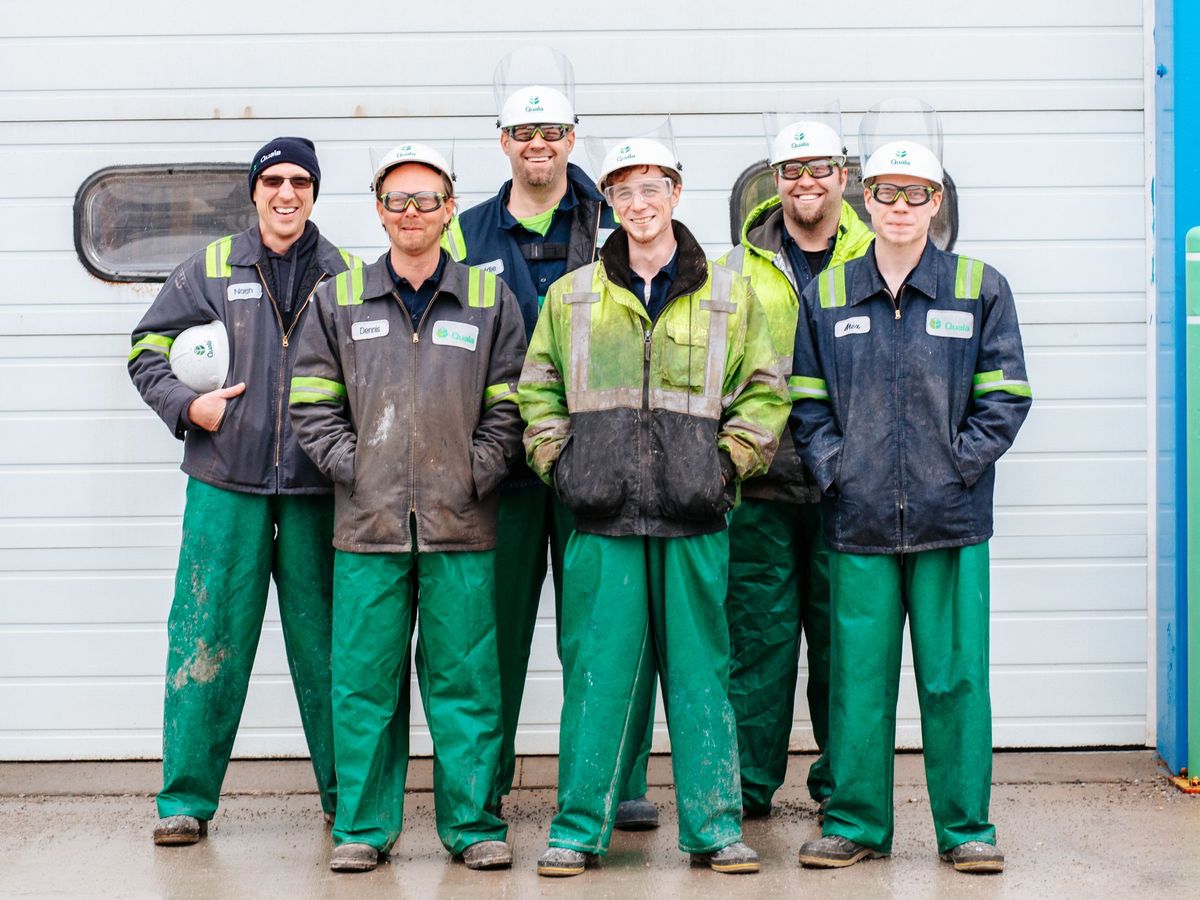 Das Team von Musterbau vor der Betriebshalle
